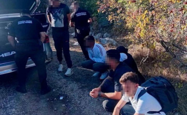 Granična policija BiH kod Ravnog spriječila je krijumčarenje šest državljana Turske. Uhićena su dvojica državljana BiH, a oduzeti su novac i dokazi.