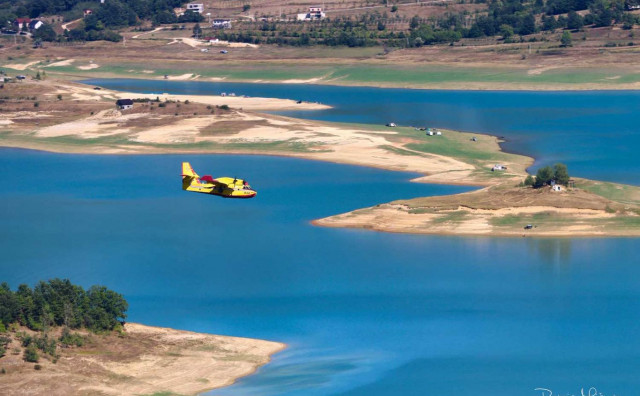 Kanaderi stigli na Ljubušu, gdje se buldozerima probijaju obrambene linije. Vukadin izvijestio s terena, a Air Tractor preusmjeren je na Rujište.