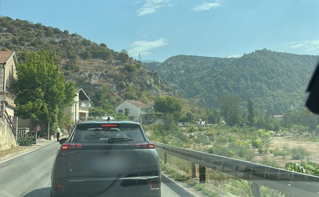 Kod Stoca, na skretanju prema Daorsonu i Baranama, dogodila se prometna nesreća u kojoj su sudjelovali Škoda i Golf. Više osoba zatražilo je liječničku pomoć.