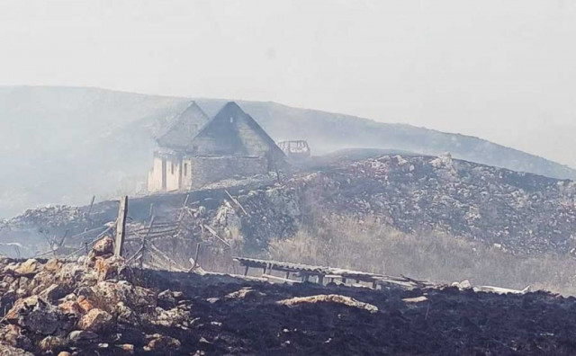 Četiri kuće izgorjele na Mrkodolu, vatra prijeti domovima u Rami