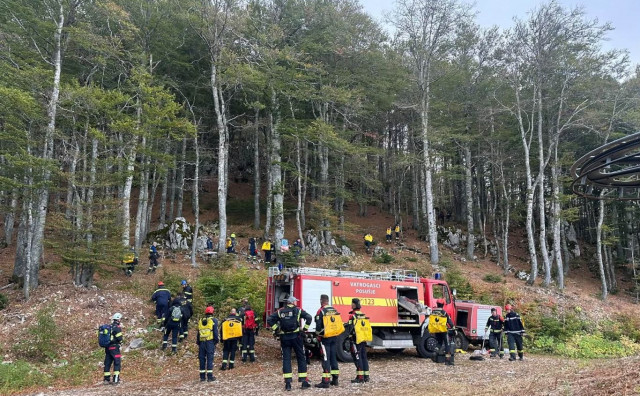 Požar na Čvrsnici nije lokaliziran. U pomoć su stigla 42 vatrogasca iz ZHŽ-a, a ponovno je zatražen angažman kanadera iz Hrvatske.