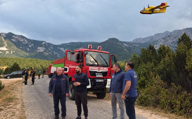 Požar na Čvrsnici širi se, gase ga dva kanadera i oko 100 vatrogasaca