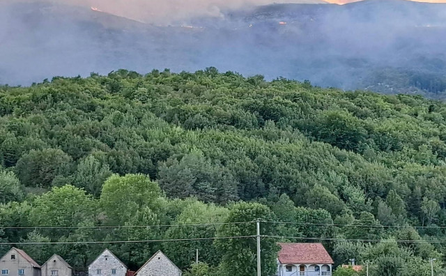 Požar između Tomislavgrada i Rame još nije pod kontrolom, stigao helikopter OS BiH, zatražena međunarodna pomoć