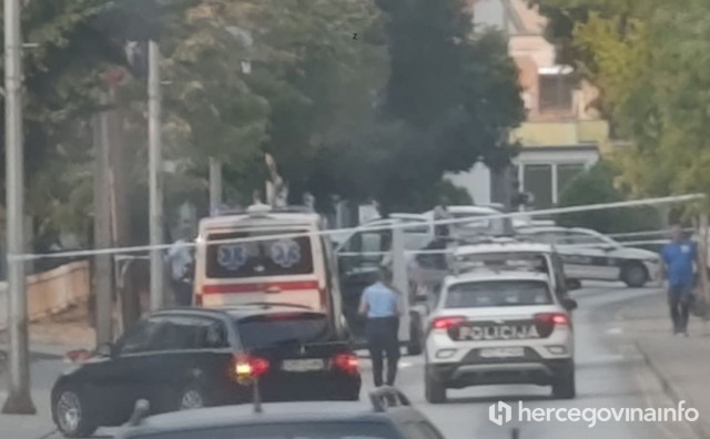 Prema neslužbenim informacijama Hercegovina.info, kod srednje škole u Ljubuškom poginuo je maloljetni pješak. Očevid je u tijeku.