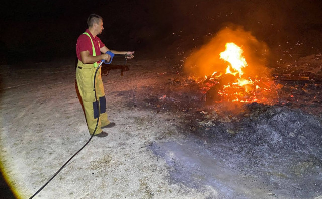 Kod Livna zatekli dvije osobe kako pale odbačeni otpad: Vatrogasci spriječili širenje požara