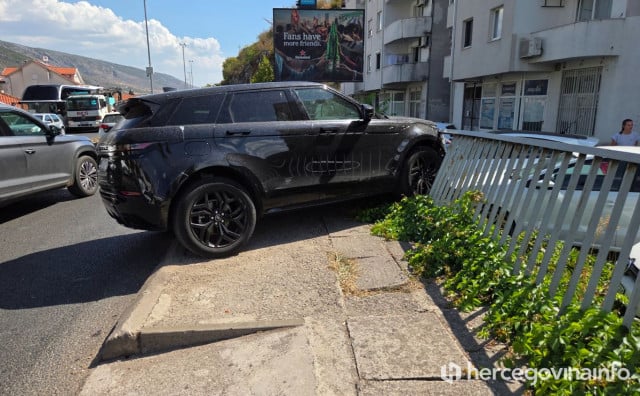 Sudar u Mostaru: Range Rover probio zaštitnu ogradu i oštetio parkirani automobil