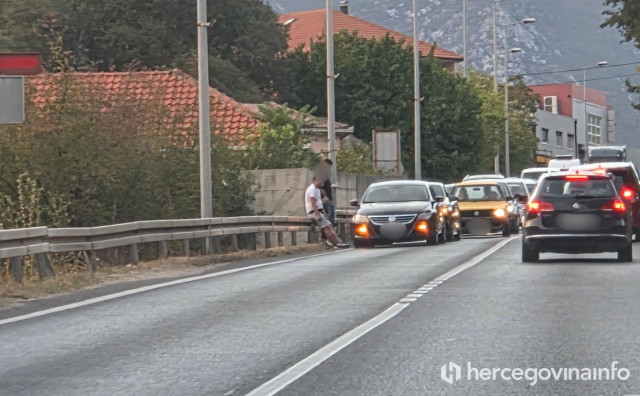 Sudar Passata i Audija na M-17 u Mostaru, gužve u oba smjera