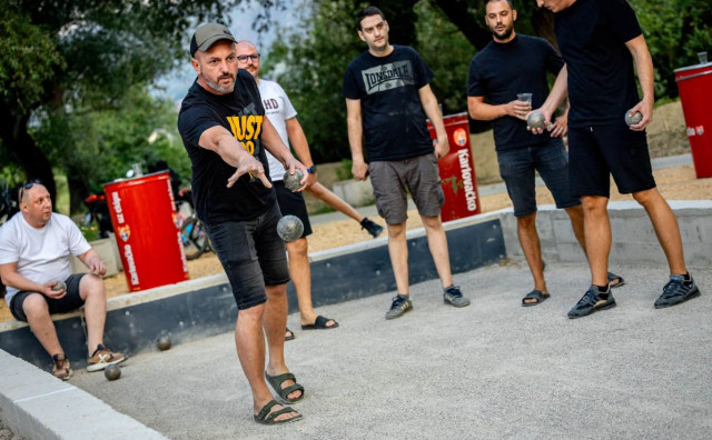 Prva večer turnira 'Mala Gospa' u boćama u Ilićima okupila 32 ekipe, večeras završnica