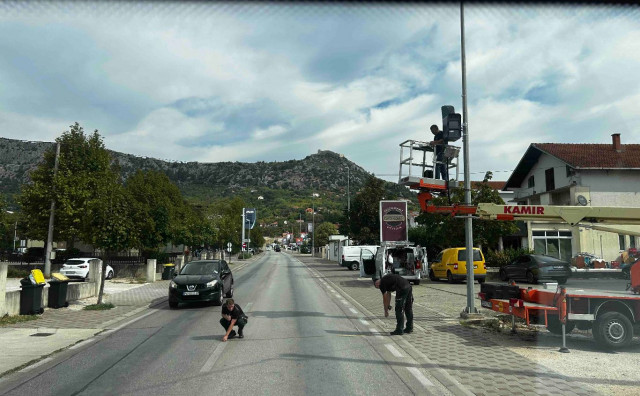 U Ljubuškom se montira novi radar u Ulici hrvatskih kraljeva. Provjerili smo nabavu MUP-a ŽZH za dva radara i pet kućišta vrijednu 291.330 KM.