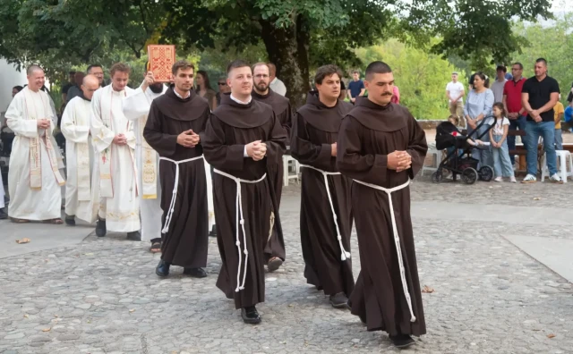 U samostanskoj crkvi na Širokom Brijegu petorica braće Hercegovačke franjevačke provincije položila su svečane zavjete uz obitelji i vjernike.