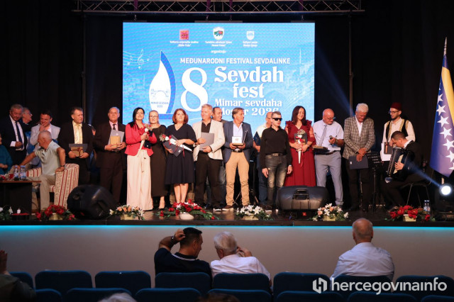 FOTO Više generacija u Mostaru pjevalo ljubavne pjesme