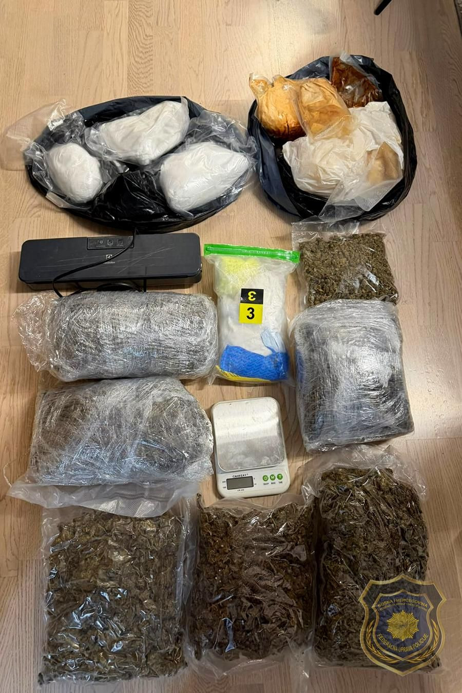 FUP je u akciji Jezero u Sarajevu uhitio dvije osobe i pronašao više od 10 kg tvari koje nalikuju drogi, 3.000 tableta, snajperske puške i UZI.
