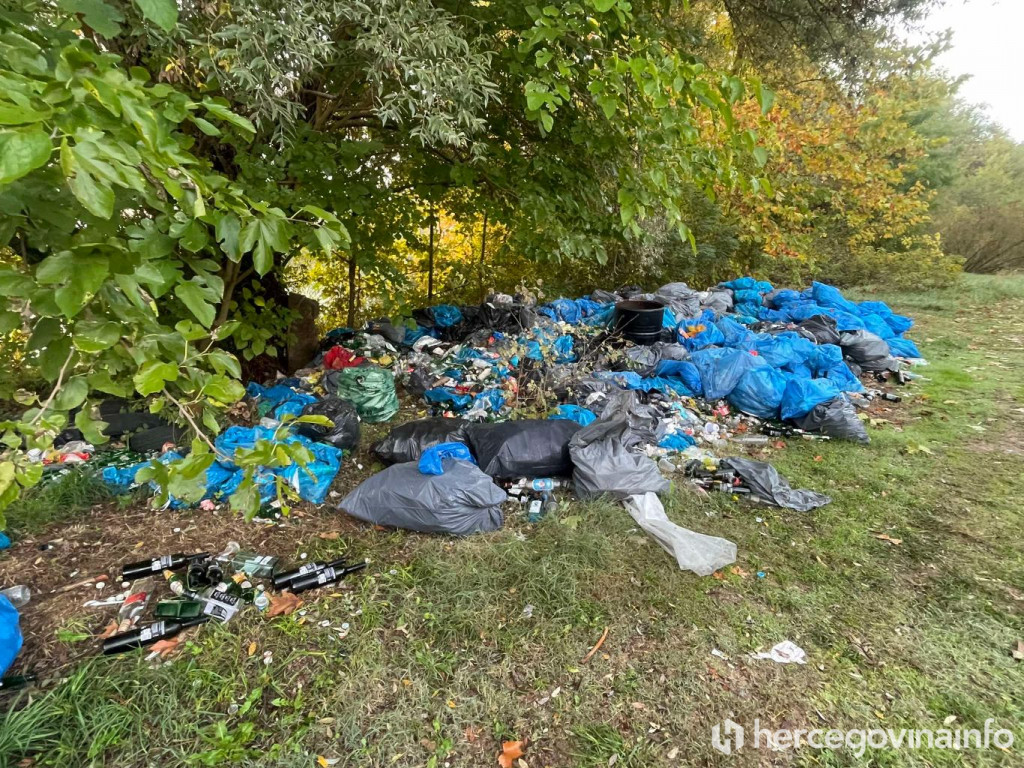 Gabela smeće uz Neretvu