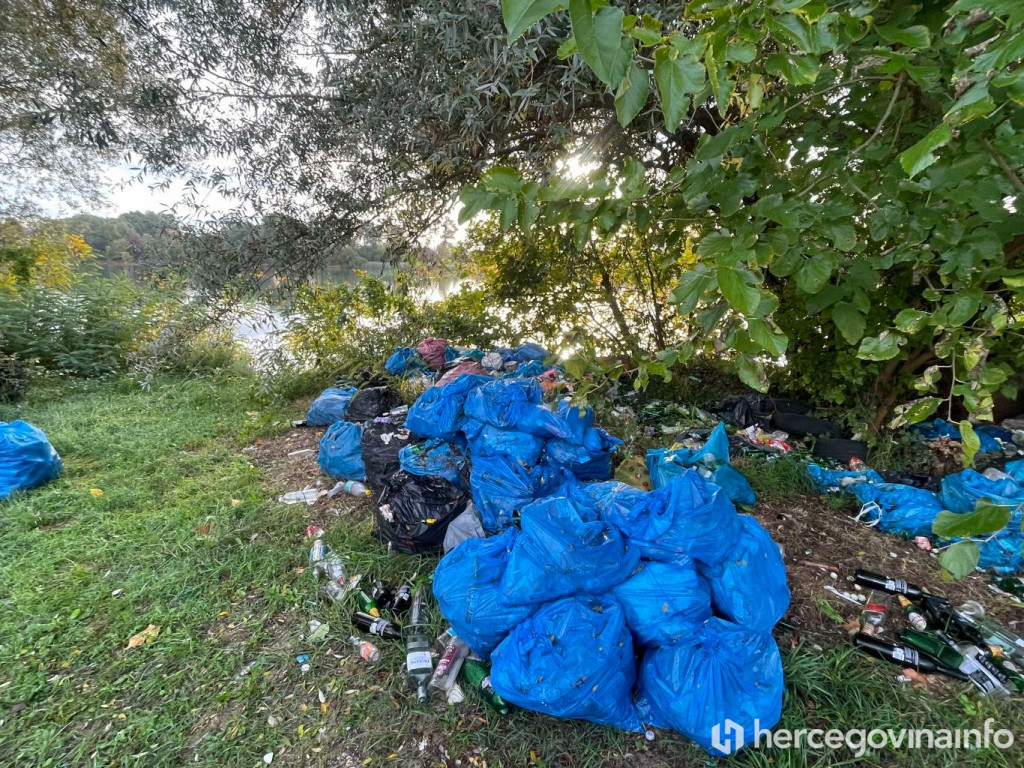 Gabela smeće uz Neretvu