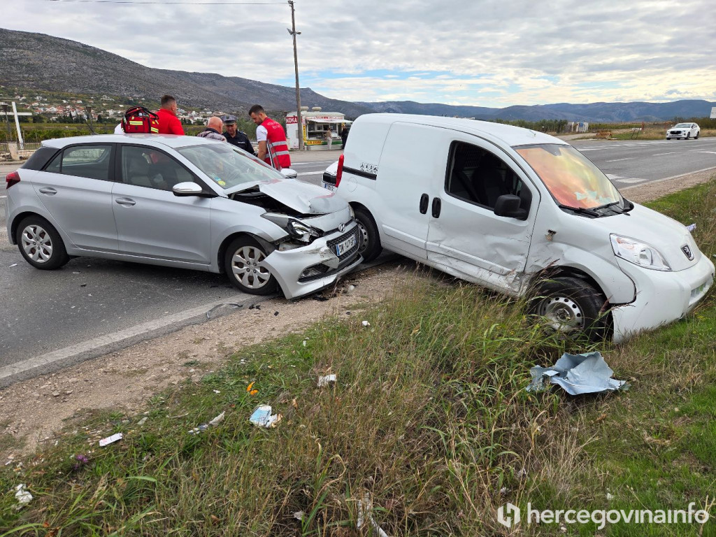 Kod Koka grila na M-17 sudarili su se Hyundai i teretni Peugeot, koji je završio u kanalu. Prema prvim informacijama, jedna osoba je ozlijeđena.