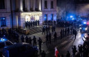 Prosvjedi i uhićenja pred poljskim Ustavnim sudom nakon suspenzije vodstva. Nawrocki se hitno vratio u zemlju, Tusk govori o obnovi vladavine prava.