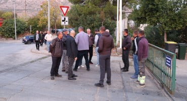 Devetnaest otpuštenih radnika Komunalnog Mostar jutros se okupilo u Opinama i vratilo na posao na temelju privremenih sudskih mjera.