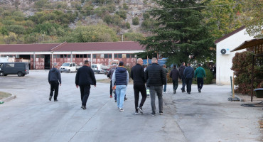 Devetnaest otpuštenih radnika Komunalnog Mostar jutros se okupilo u Opinama i vratilo na posao na temelju privremenih sudskih mjera.