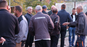 Devetnaest otpuštenih radnika Komunalnog Mostar jutros se okupilo u Opinama i vratilo na posao na temelju privremenih sudskih mjera.