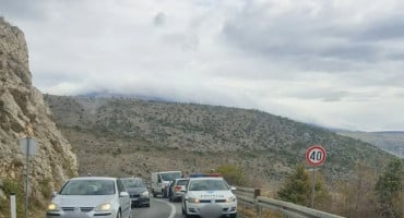 Dva vozila sudarila su se na Kobilovači, na magistralnoj cesti Čitluk – Mostar. Nastala je materijalna šteta, a promet je usporen zbog očevida.