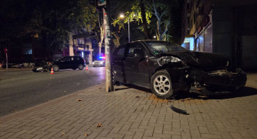 Golf i Opel sudarili su se noćas oko 2 sata na križanju ulica kralja Zvonimira i kralja Tomislava u Mostaru. Neslužbeno su ozlijeđene dvije osobe.