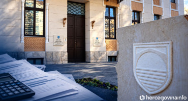 „Gradska vijećnica Mostara / Fotoilustracija: Hercegovina.info“
