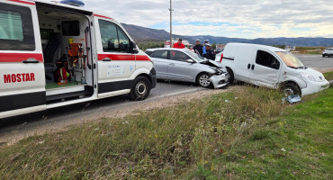 Kod Koka grila na M-17 sudarili su se Hyundai i teretni Peugeot, koji je završio u kanalu. Prema prvim informacijama, jedna osoba je ozlijeđena.