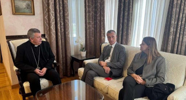 Nadbiskup Tomo Vukšić upozorio je na pad broja katolika u BiH. Na susretu s poljskim diplomatom najavljeno je i otvaranje konzulata u Međugorju.