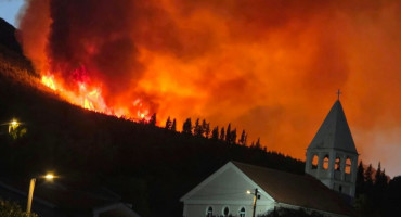 Oko 60 vatrogasaca gasi požar na Rujnici kod Metkovića. Vatra se približila Momićima i Podrujnici, a cesta Kula Norinska – Orepak je zatvorena.