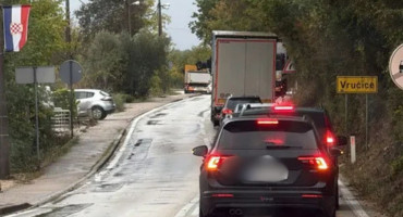Prema dojavi čitatelja, cesta na ulazu u Vrućice zatvorena je nakon slijetanja Mercedesa. Na terenu su policija i hitna pomoć.