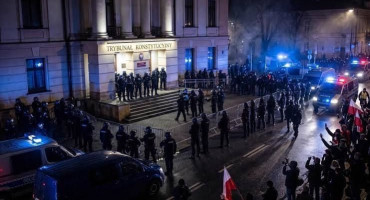 Prosvjedi i uhićenja pred poljskim Ustavnim sudom nakon suspenzije vodstva. Nawrocki se hitno vratio u zemlju, Tusk govori o obnovi vladavine prava.