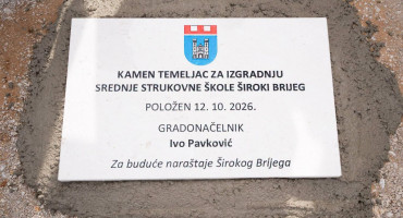 U nekadašnjoj Duhanskoj stanici položen je kamen temeljac za novu Srednju strukovnu školu Široki Brijeg, planiranu za 700 učenika u jednoj smjeni.