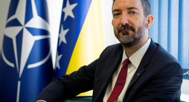 Vladimir Vučinić poručuje da NATO ostaje u BiH i ima planove za slučaj sigurnosne eskalacije. Trenutačnu sigurnosnu situaciju ocjenjuje stabilnom.