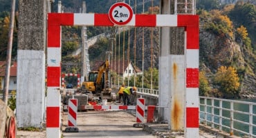 Zbog sanacije mosta Ostrožac na cesti R-437 promet se obustavlja četiri puta svakog radnog dana. Donosimo raspored koji vrijedi do 19. studenoga.