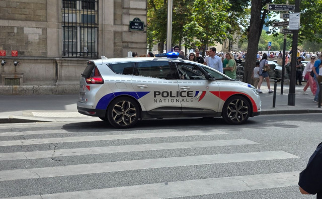 Iz automobila pucao na prolaznike kod Pariza, među ranjenima i 12-godišnja djevojčica