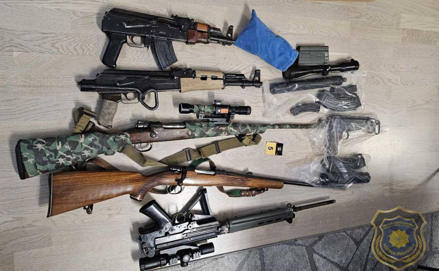Akcija 'Jezero' u Sarajevu: Uhićene dvije osobe, pronađene snajperske puške, UZI i više od 10 kilograma raznih droga