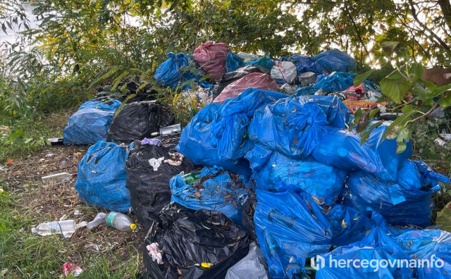 Gabela smeće uz Neretvu
