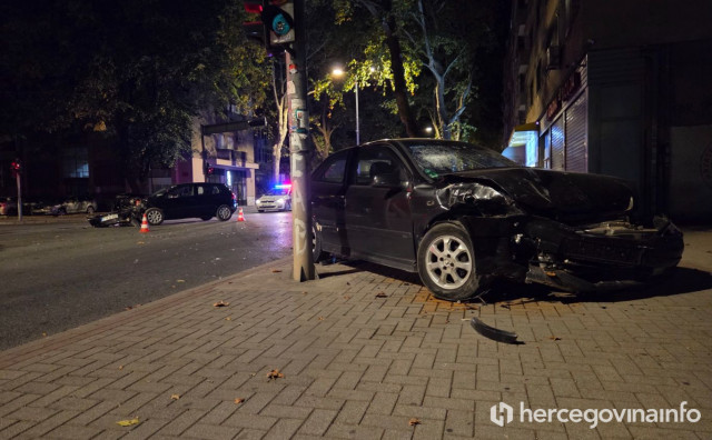 Golf i Opel sudarili su se noćas oko 2 sata na križanju ulica kralja Zvonimira i kralja Tomislava u Mostaru. Neslužbeno su ozlijeđene dvije osobe.