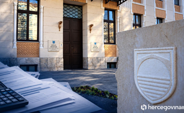 „Gradska vijećnica Mostara / Fotoilustracija: Hercegovina.info“