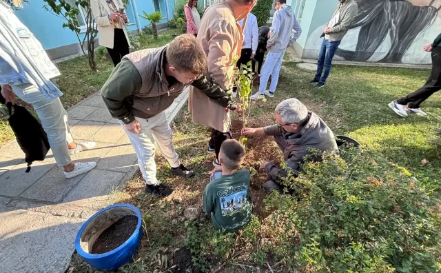 'Hlad ispod istog drveta': 200 djece i učenika zasadilo 64 sadnice na 17 lokacija na području Mostara