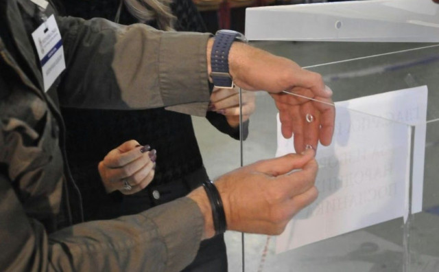 Izbori u Srbiji: Tridesetak ljudi upalo na biralište i napalo prisutne