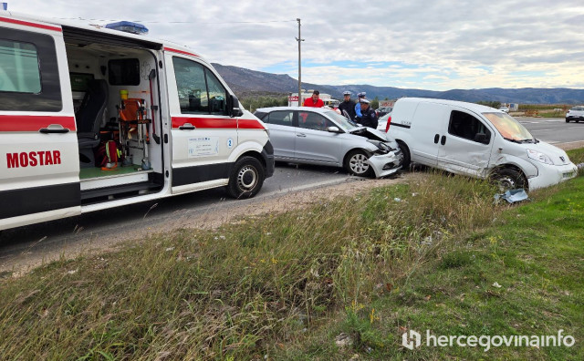 Kod Koka grila na M-17 sudarili su se Hyundai i teretni Peugeot, koji je završio u kanalu. Prema prvim informacijama, jedna osoba je ozlijeđena.