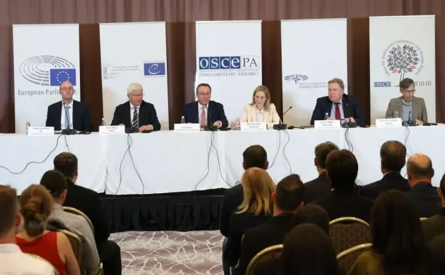 Međunarodni promatrači ocijenili su izbore u BiH uglavnom urednima, uz tehničke probleme, nisku izlaznost i nedostatke u zaštiti tajnosti glasanja.