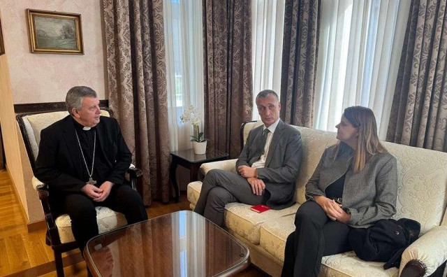 Nadbiskup Tomo Vukšić upozorio je na pad broja katolika u BiH. Na susretu s poljskim diplomatom najavljeno je i otvaranje konzulata u Međugorju.