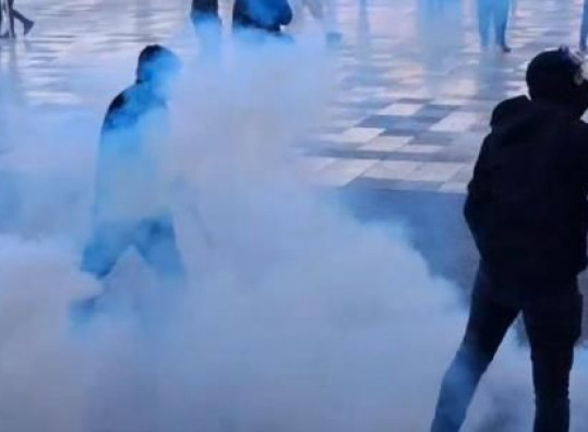Neredi u Tirani: Policija upotrijebila suzavac, vodene topove i gumene metke