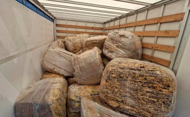 Policija je u Žegulji kod Berkovića pronašla i oduzela 1.070 kilograma duhana. Vozač je uhićen zbog sumnje u nedozvoljenu trgovinu.