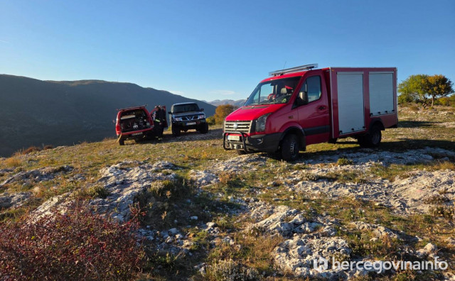 Nepristupačan teren mostarskim vatrogascima otežava gašenje požara na Planinici