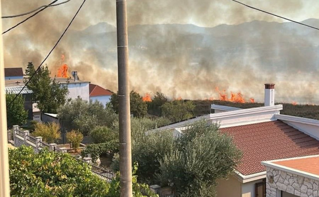 Vatrogasci uz pomoć kanadera obranili kuće kod Metkovića