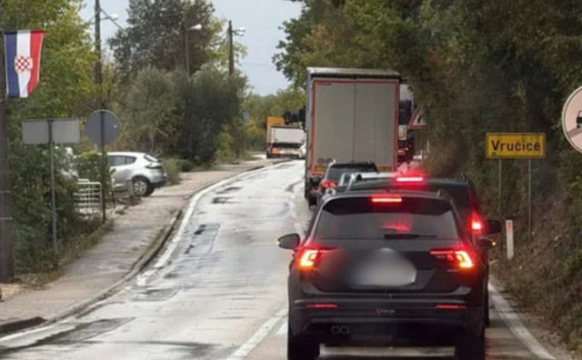 Prema dojavi čitatelja, cesta na ulazu u Vrućice zatvorena je nakon slijetanja Mercedesa. Na terenu su policija i hitna pomoć.