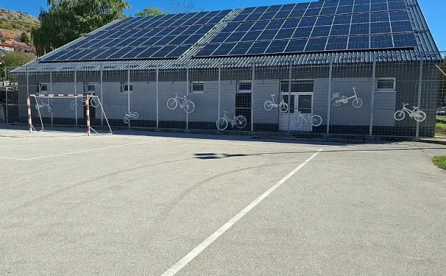 Škola u Livnu uz pomoć solarnih panela i baterija proizvodi vlastitu struju